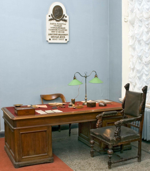 Мемориальная доска на стене служебного кабинета Д.И. Менделеева