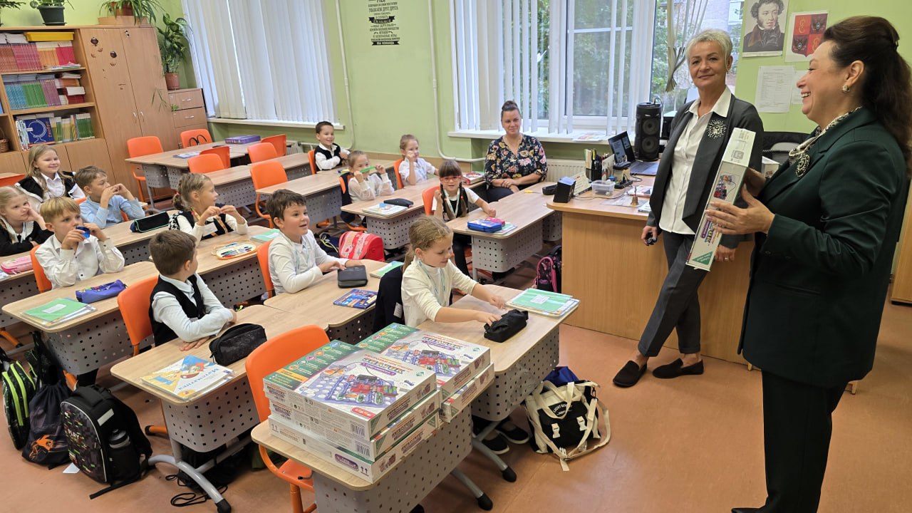 ВНИИМ им. Д. И. Менделеева подарил конструкторы «Супер-измеритель» всем первым метрологическим классам Санкт-Петербурга