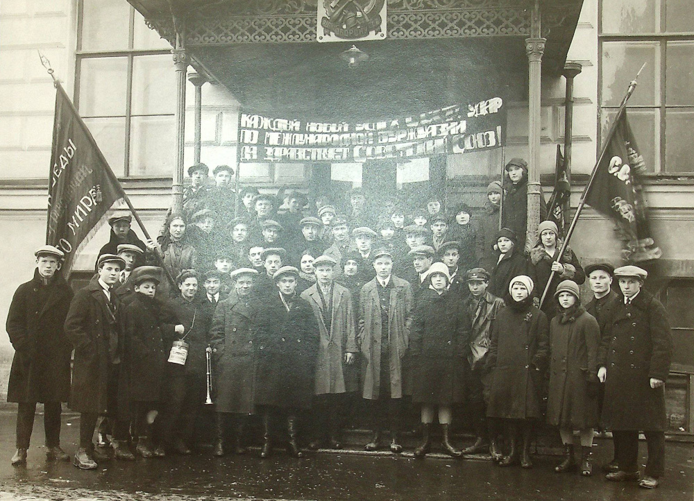 Комсомольцы Главной палаты мер и весов. 1 мая 1929 года