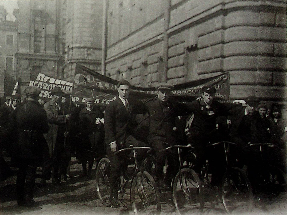 Велосипедисты ВИМС во главе праздничной колонны. 1 мая 1932 года