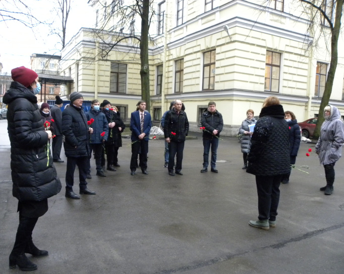 Традиционное возложение цветов к Памятнику-стеле