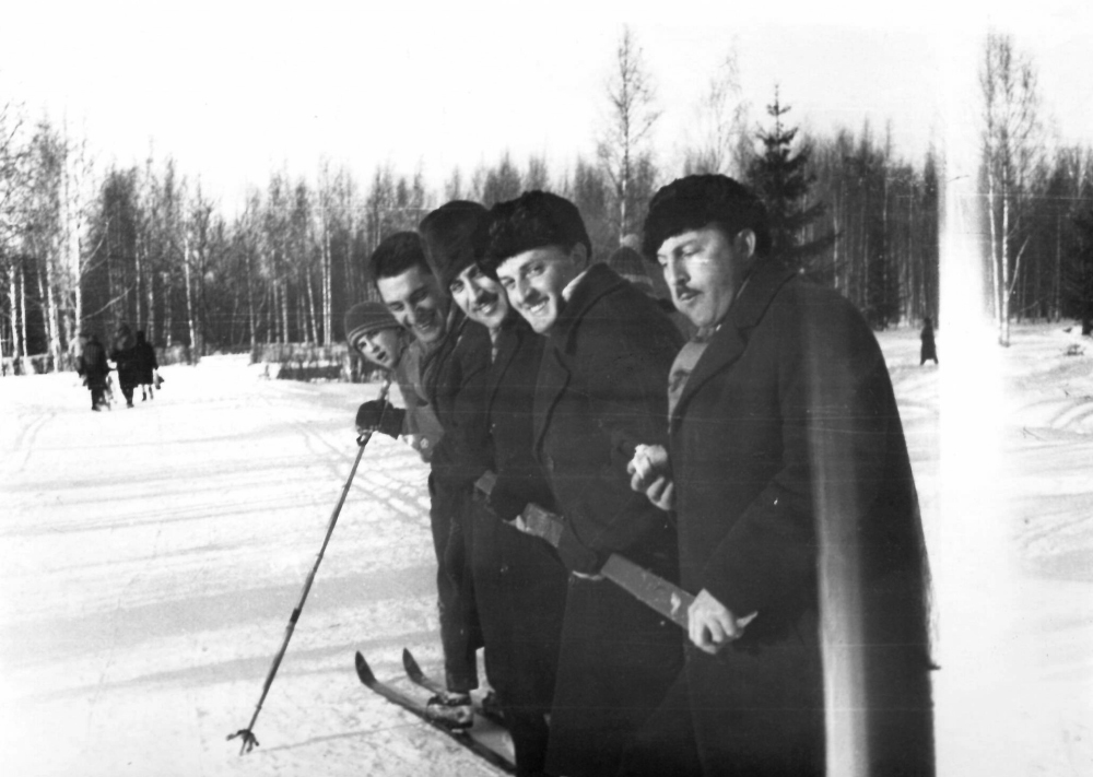 Грузинские аспиранты ВНИИМ на лыжной прогулке. Крайний справа Арчил Зедгинидзе. Ленинград, конец 1960-х годов