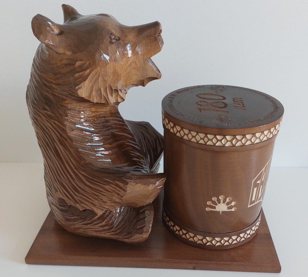 Бочонок с мёдом и резной медведь на подставке