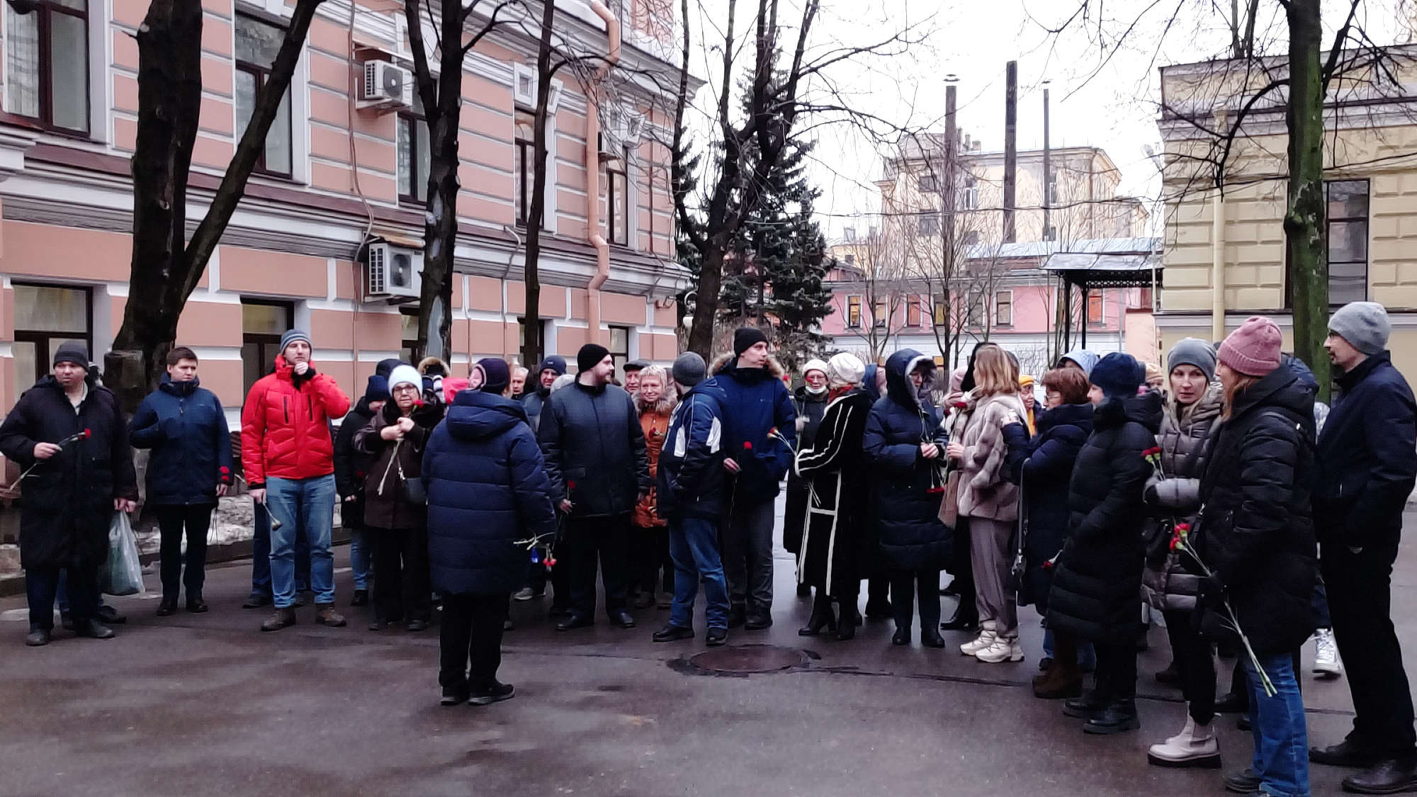 Гости и сотрудники ВНИИМ возложили цветы к мемориалу «Героям института метрологии»