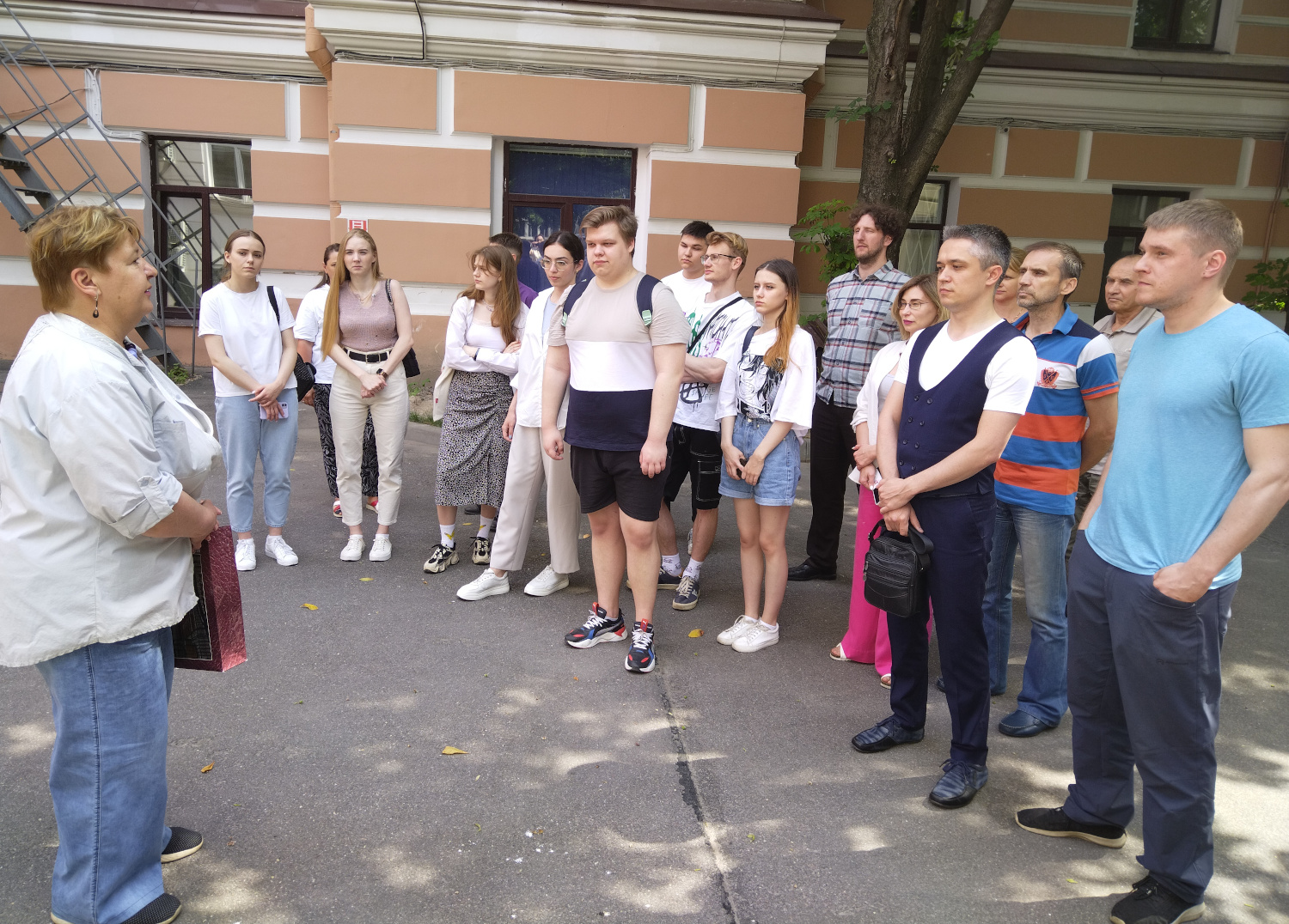 Сотрудники ВНИИМ и студенты петербургских вузов у мемориала