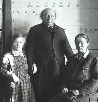 Иван Дмитриевич Менделеев, его сестра Мария Дмитриевна Кузьмина-Менделеева с дочерью Екатериной