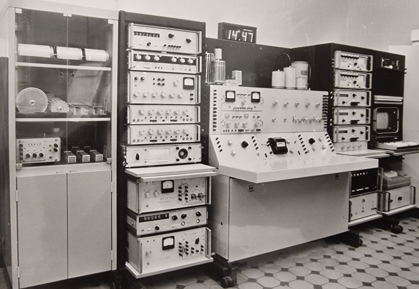 Разработанный в 1986 году и впоследствии усовершенствованный сотрудниками лаборатории Государственный специальный эталон электрической мощности в диапазоне частот 40-2500 Гц