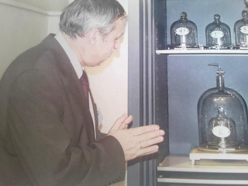 Н.И. Ханов у эталона килограмма в Международном бюро мер и весов (Париж)