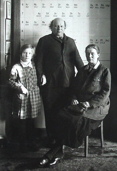 Иван Дмитриевич Менделеев, его сестра Мария Дмитриевна
Кузьмина-Менделеева с дочерью Екатериной в первой экспозиции музея ВНИИМ. Фото 1934 г