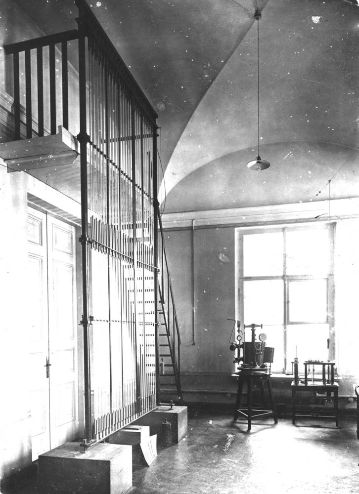 Первый эталон единицы давления - ртутно-водяной манометр конструкции Д.И. Менделеева, 1906 г.