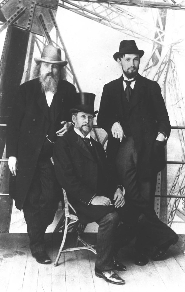 Д.И. Менделеев, Ф.И. Блумбах, Г. Ченей на Эйфелевой башне. Фото 1905 года