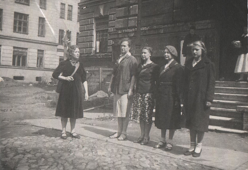Отделение отряда МПВО ВНИИМ: М.Тесакова, Т.Кудрявцева, А.Андреева, Е.Точинова, 
Д.Осипова. 1942 год.