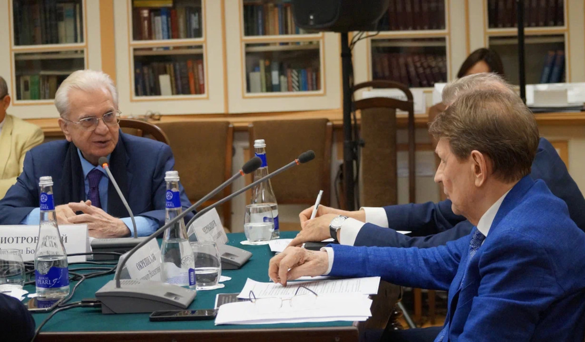 Почетный член Метрологической академии, генеральный директор Государственного Эрмитажа Михаил Пиотровский и президент Метрологической академии Владимир Окрепилов Почетный член Метрологической академии, генеральный директор Государственного Эрмитажа Михаил Пиотровский и президент Метрологической академии Владимир Окрепилов