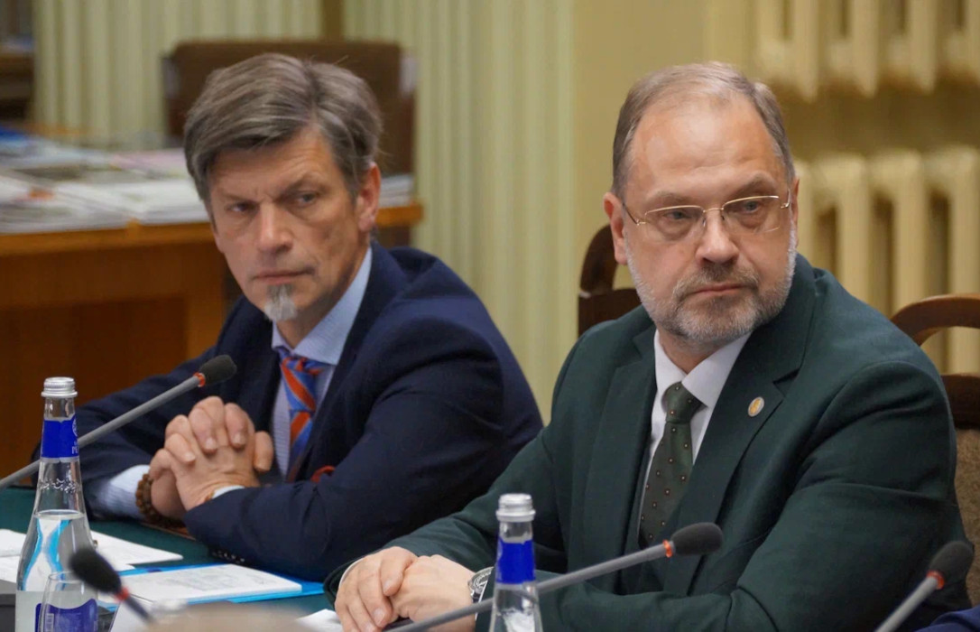 Заместитель председателя Комитета по науке и высшей школе Владимир Гайдей и
генеральный директор ВНИИМ им. Д.И. Менделеева Антон Пронин Заместитель председателя Комитета по науке и высшей школе Владимир Гайдей и
генеральный директор ВНИИМ им. Д.И. Менделеева Антон Пронин