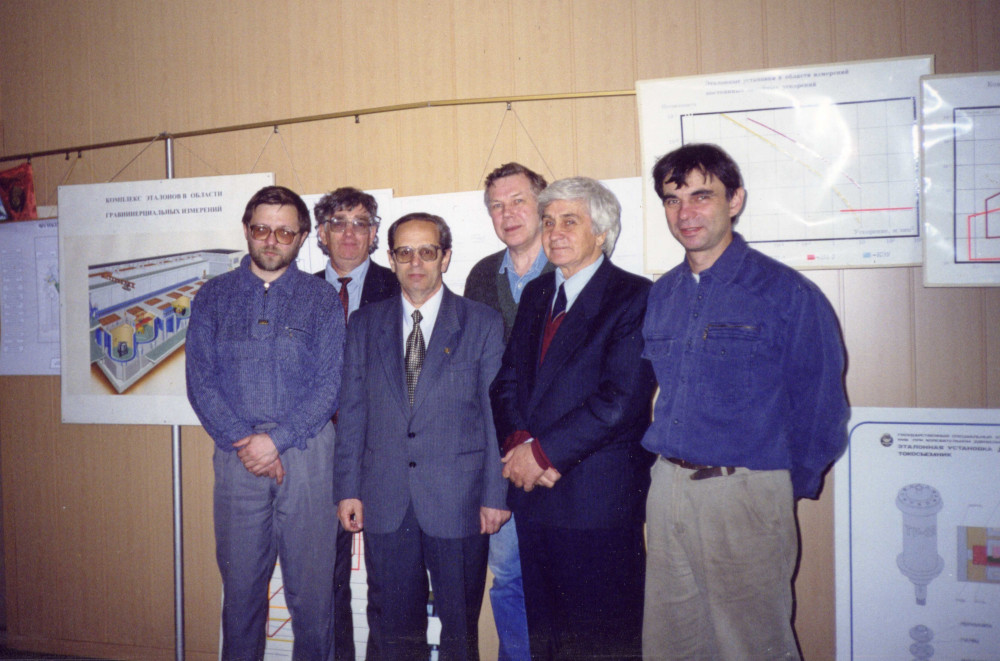 А.Е. Синельников (третий слева) с коллегами