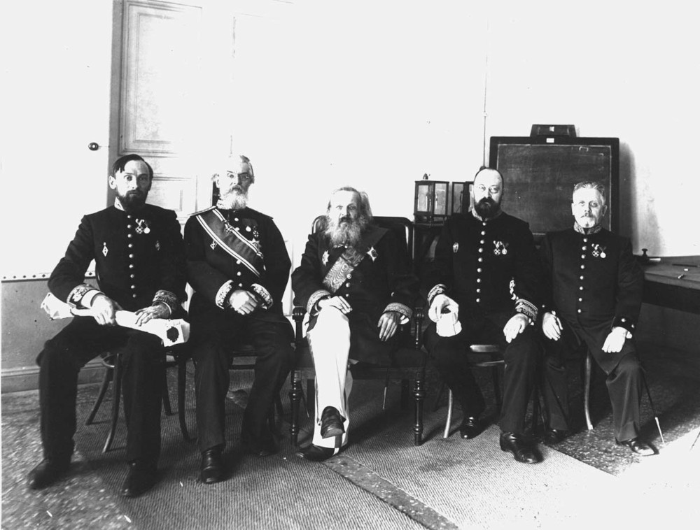 Сотрудники Главной палаты мер и весов в канцелярии перед отправкой прототипов фунта и аршина в Правительствующий Сенат для замурования, 19 февраля 1901 г.