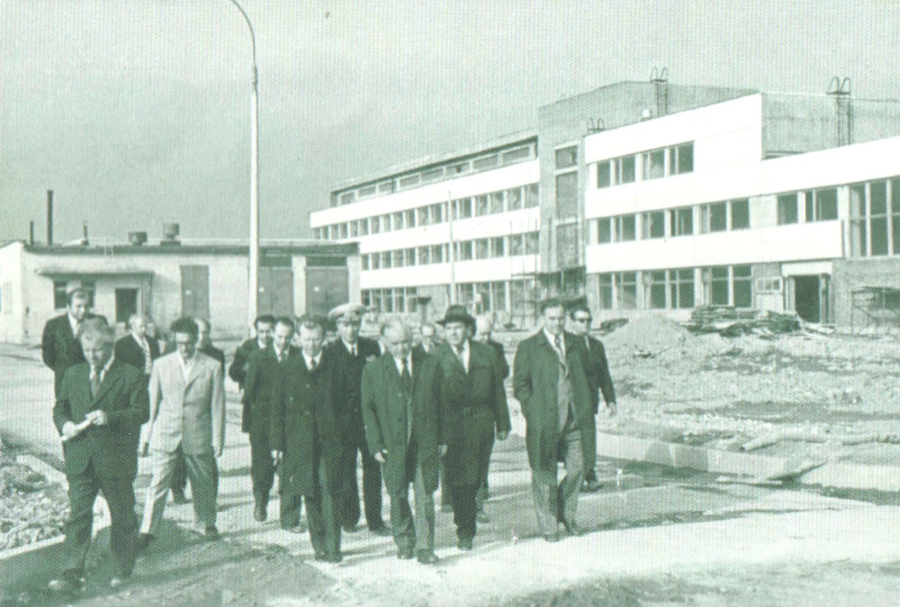 Ю. В. Тарбеев и председатель Госстандарта СССР В. В. Бойцов (в переднем ряду второй справа) на строительстве Ломоносовского отделения ВНИИМ