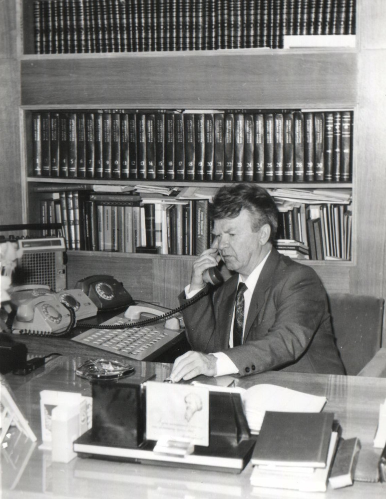 Ю.В. Тарбеев в рабочем кабинете. Вторая половина 1970-х годов