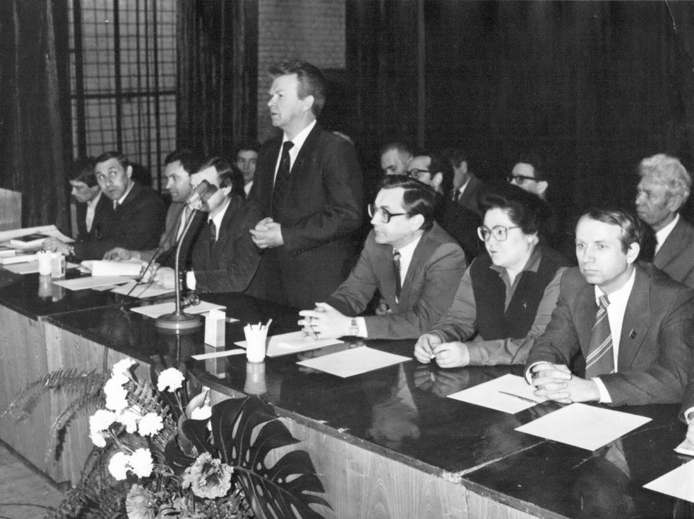 Ю.В. Тарбеев открывает научное заседание в Ломоносовском отделении ВНИИМ. 1970-е годы